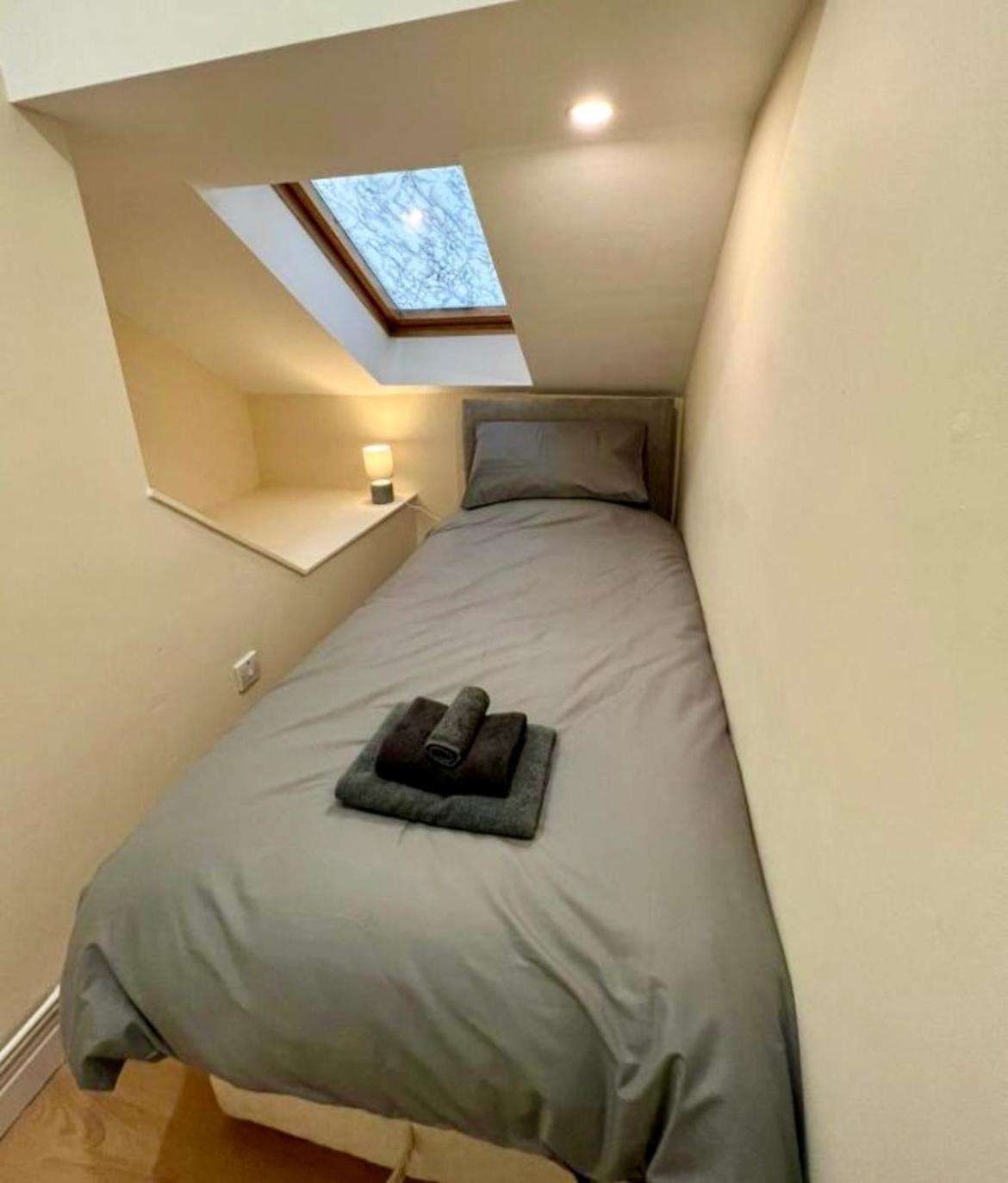 Cosy Penthouse Suite Happily Sleeps Up To Five Halifax Exterior photo
